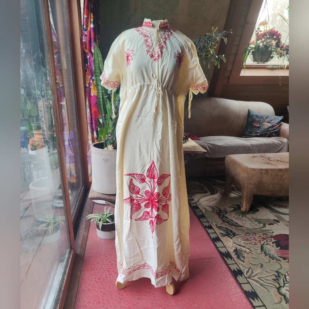 70s Embroidered Kaftan Maxi Dress L/XL Red Floral Drawstring Hippie Peasant READ